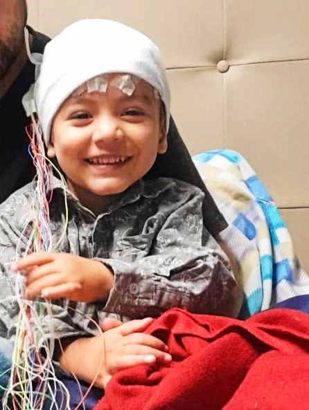 Niño en tratamiento acompañado por la fundación