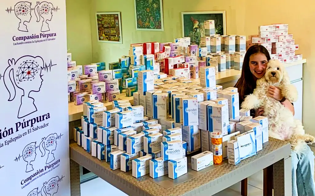 Entrega de medicamentos donados a la fundación
